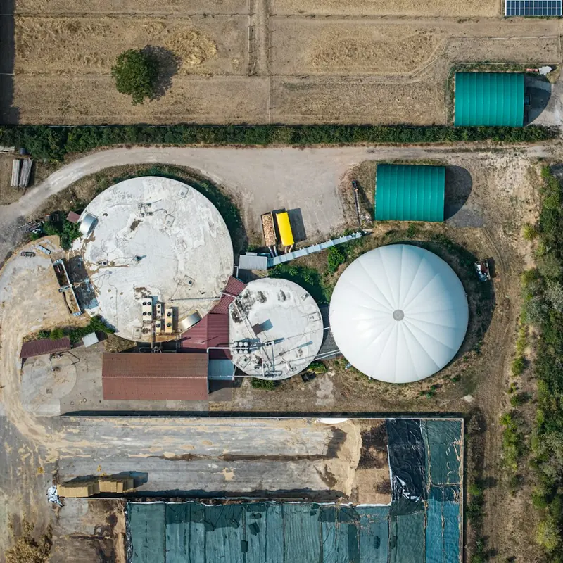 Hof mit Biogasanlage von oben