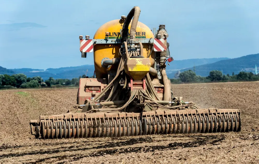 Güllefass mit angebauter Scheibenegge arbeitet die Gülle direkt ein