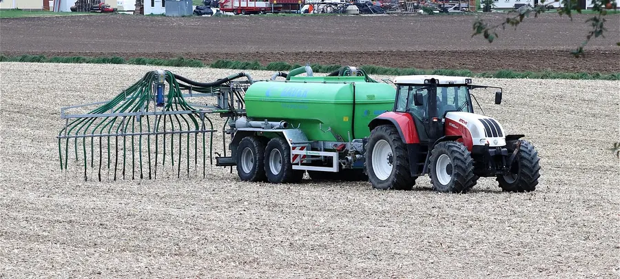 Güllefass mit Schleppschlauch auf dem Acker